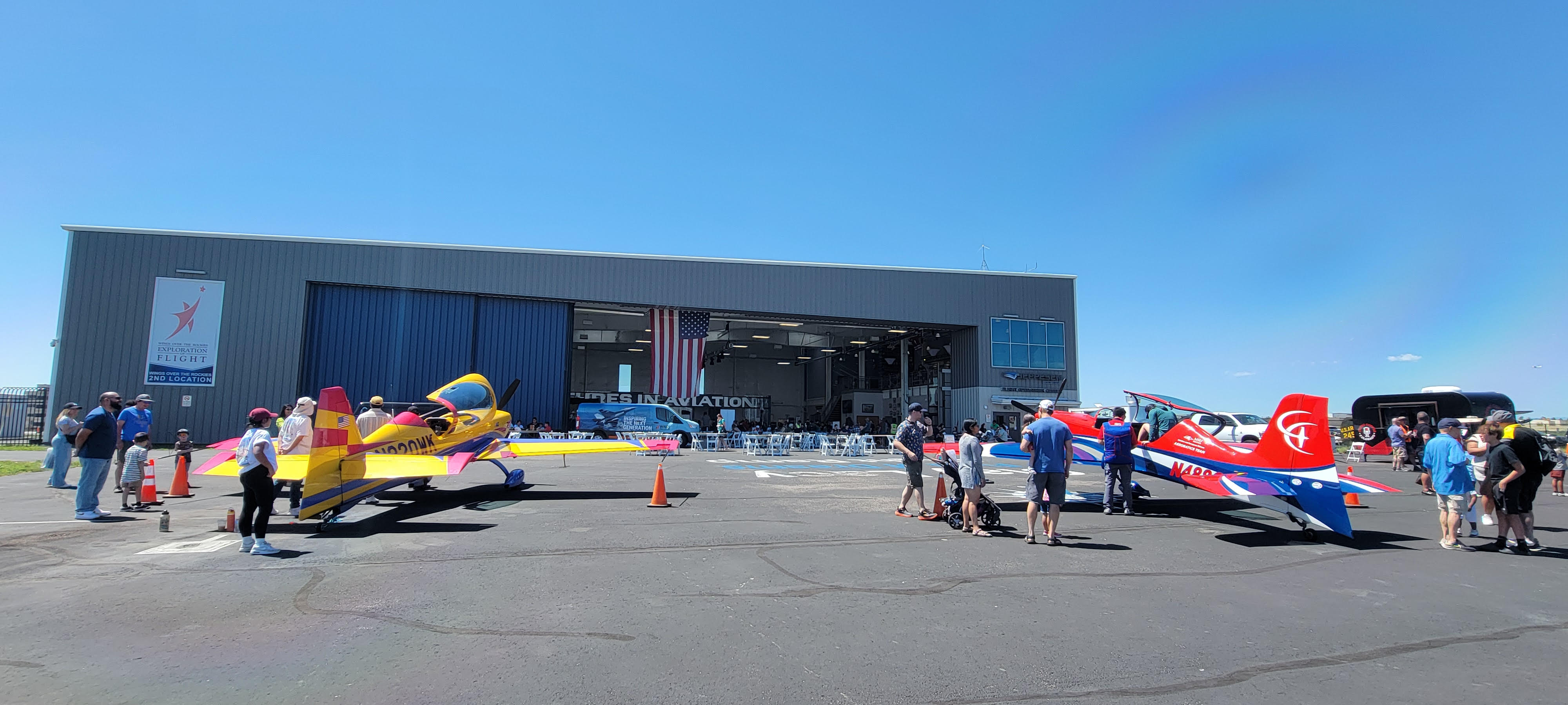 Photo airplanes sitting on tarmac with people attending event